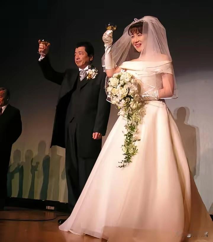 高市早苗也算是晚婚不育呀，她2005年嫁给53岁的山本拓，那时高市早苗已