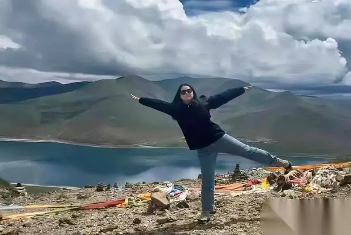 别再羡慕老师的双休了。我家那口子是班主任。他最近凌晨回家总说“活着像被抽