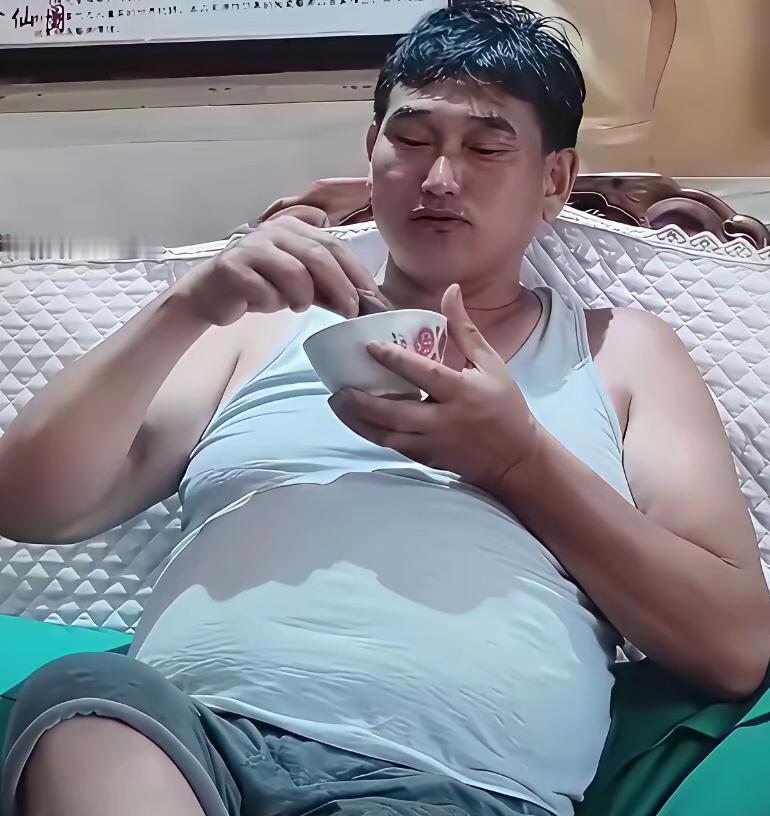 大衣哥朱之文刚出道时，还是个脸盘瘦削、身形单薄的庄稼汉，一身洗得发白的旧衣裳，站