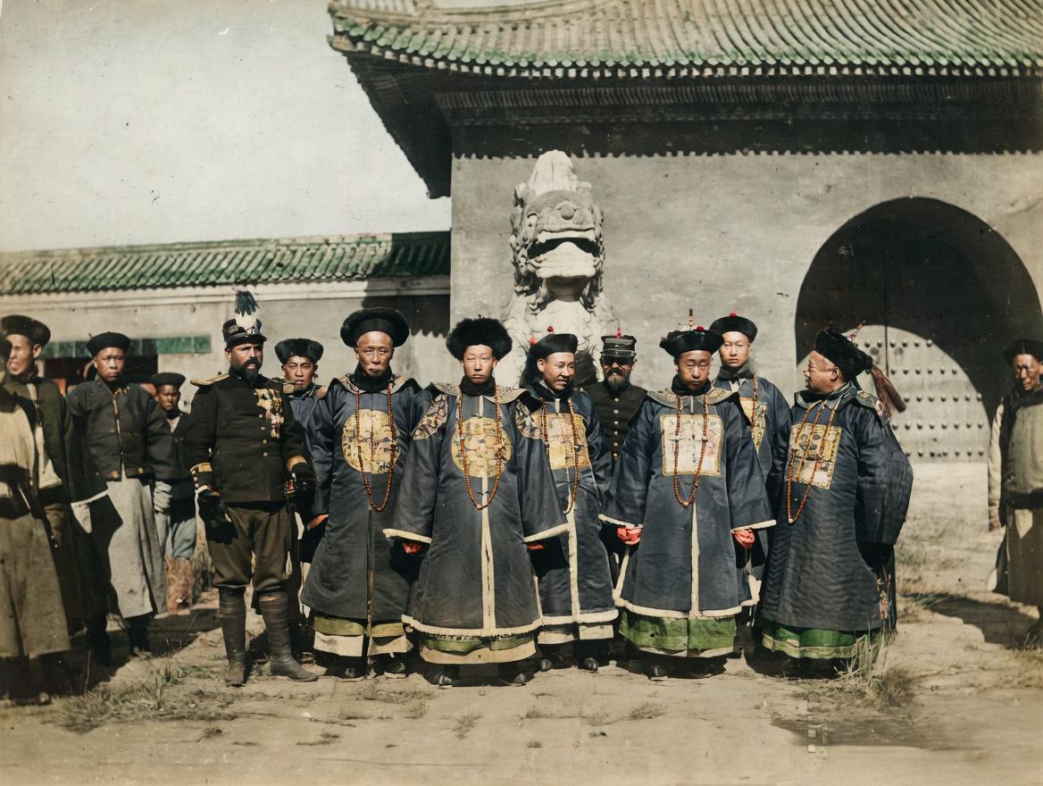 1906年，照片中间的是多罗顺承郡王讷勒赫，在清西陵泰陵大红门前的合影。他身着