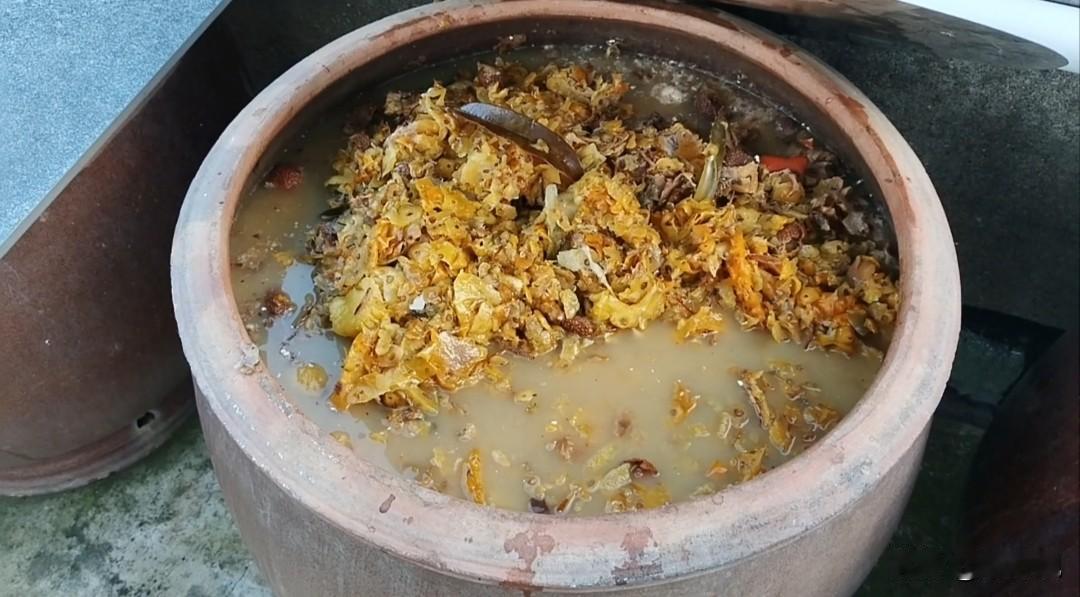 无臭发酵有机肥：巧用菠萝皮培育EM菌，轻松自制优质农家肥。花生麸、鱼肠、鸡肠、