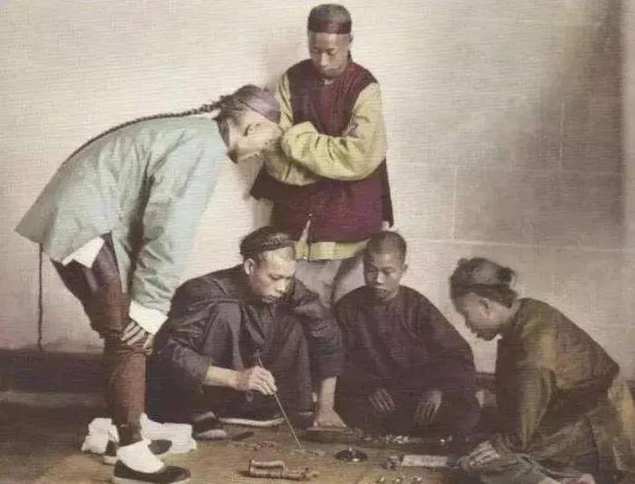 1903年年末,日已经花光了来自于清朝的2.7亿两白银赔款,合约3.9亿日元,其