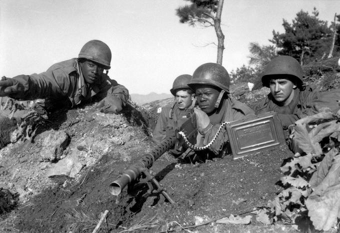 二战中美军黑人士兵：背后是白人军官指挥！这张摄于1944年12月10日的历史照片