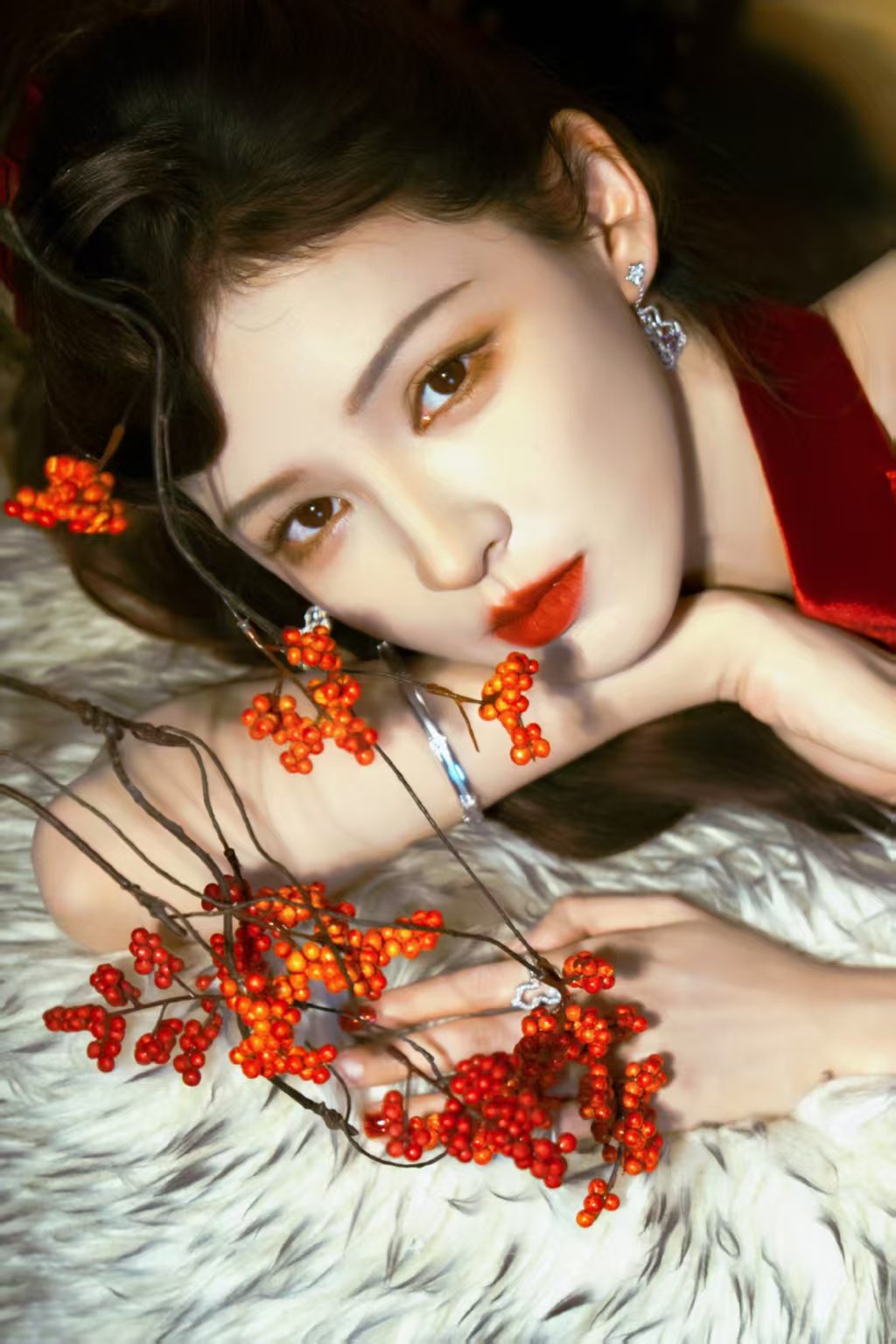 张予曦新中式红色挂脖旗袍张予曦旗袍统治区珠帘之下，是一朵玫瑰盛开~张予曦旗袍统治