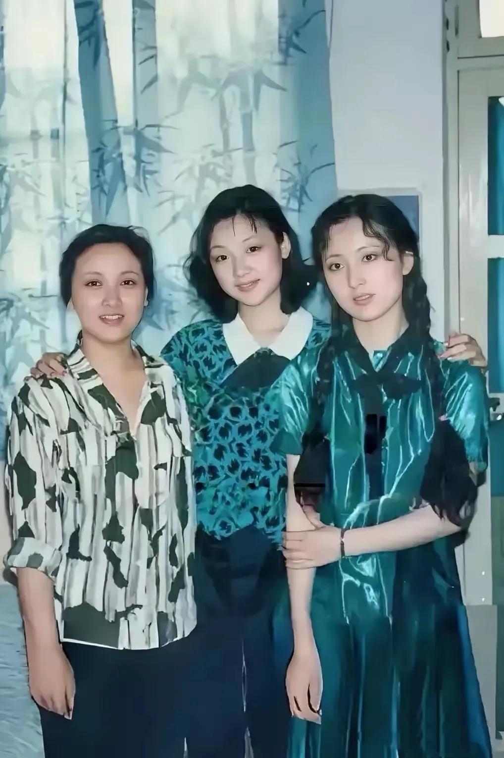 看到邓婕、沈璐和陈晓旭的合影，就想起《红楼梦》选角那些事儿。沈璐出身评剧世家，1