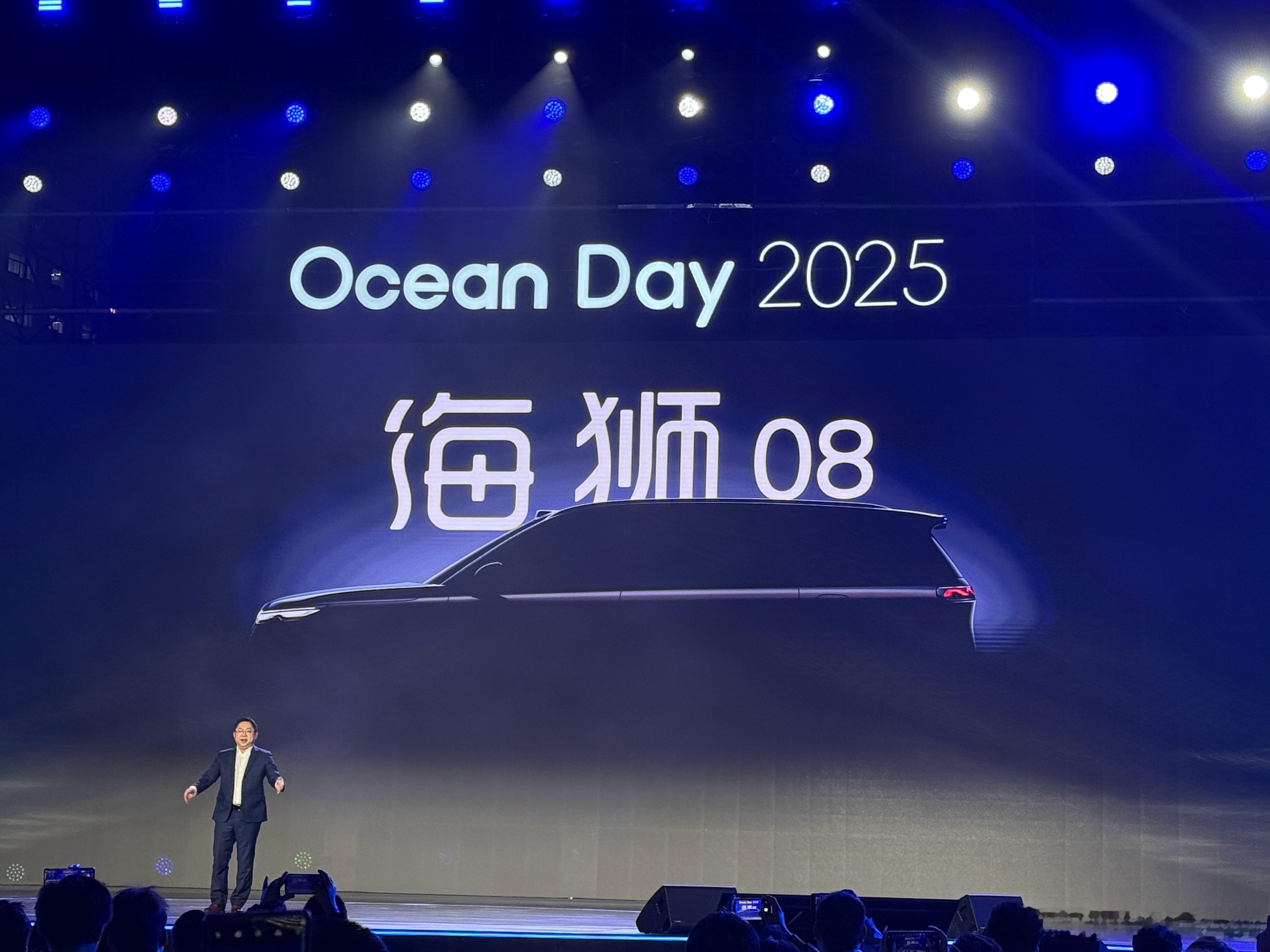 海狮08暂时有点神秘这车的侧面非常直，对比一下唐L，发现车顶比唐L还直，都有大唐