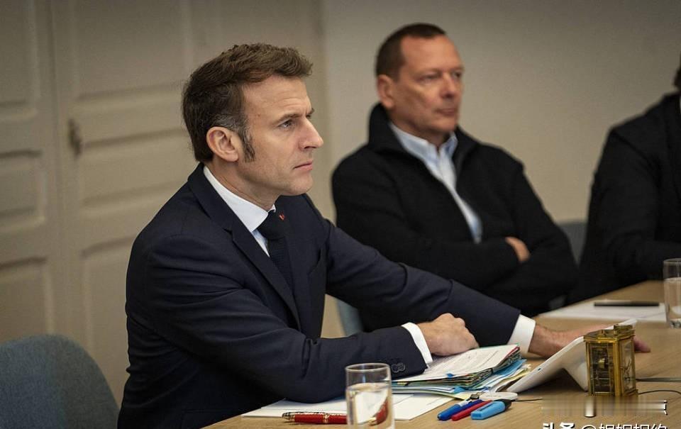 马克龙急了，中美之间走钢丝，结果踩空了？马克龙在达沃斯戴着墨镜讲话，看起来挺酷