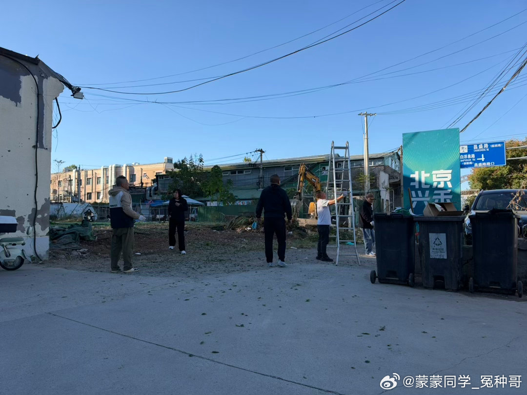 心中有海，哪里都是马尔代夫假期哄孩子拿个椅子看挖掘机都能看一天​​​