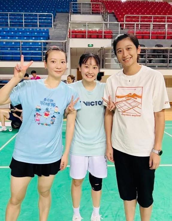 羽坛三位健将同框：我只认出了身材高挑，笑容甜美的王琳与肤色白皙，细眉飞扬的黄雅琼