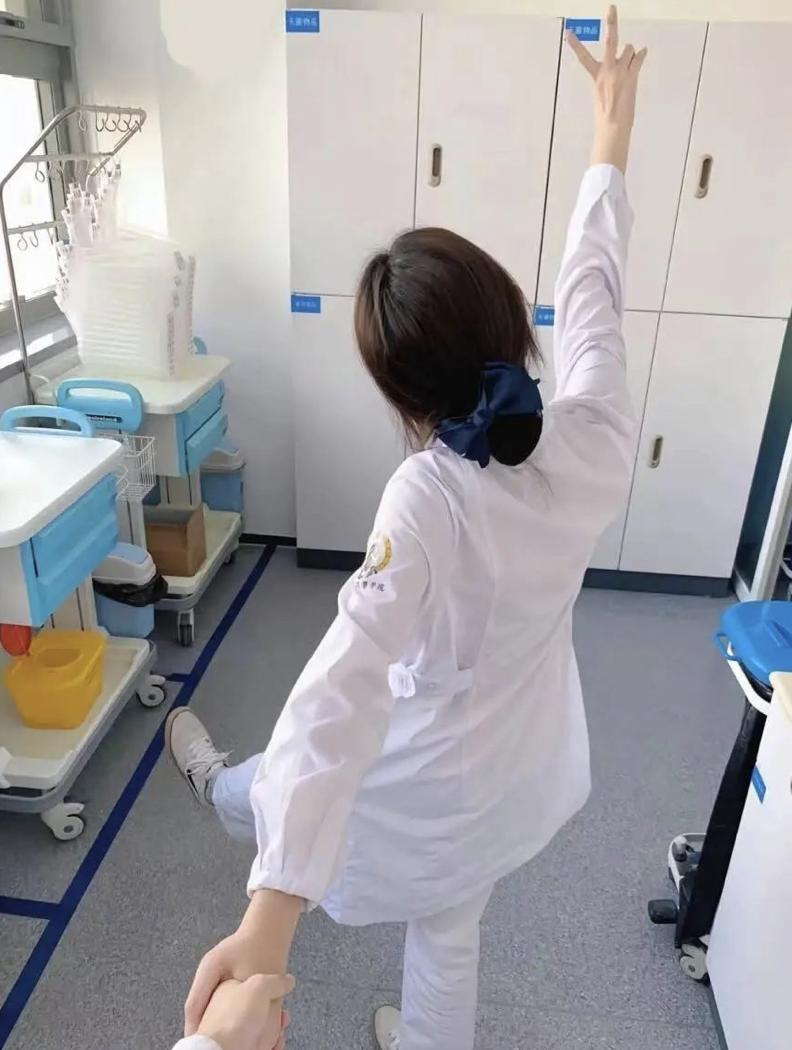我住院那会儿，碰到这么个护士。眼里透着凶气，年纪不大，身形却看着臃肿。每次她进病