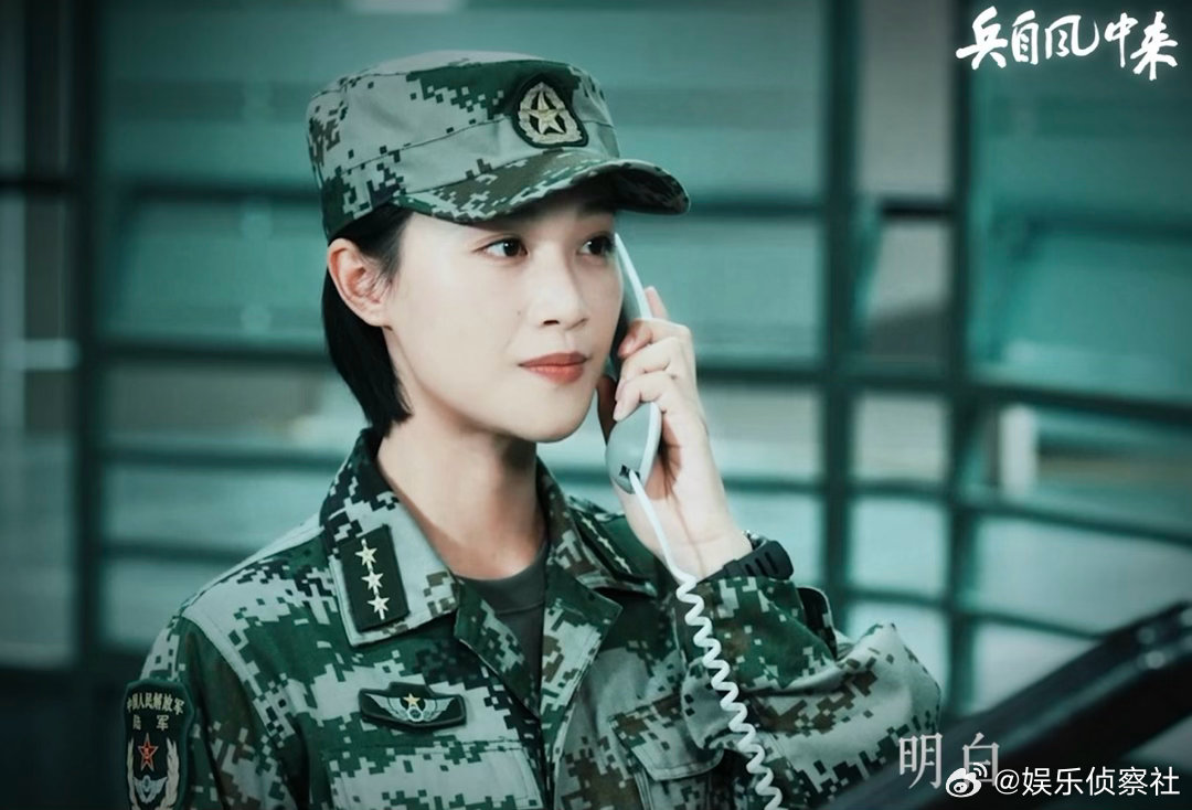 蓝盈莹剪短发了蓝盈莹新剧短发造型蓝盈莹为新剧剪去长发，利落的短发造型让人眼前一亮