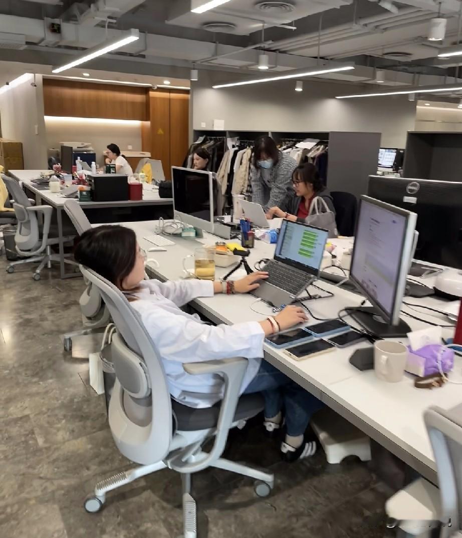 今天看一个挺“幼稚”的说法，说咱国人要是人心齐点，打工的大环境不会如此不堪[捂脸