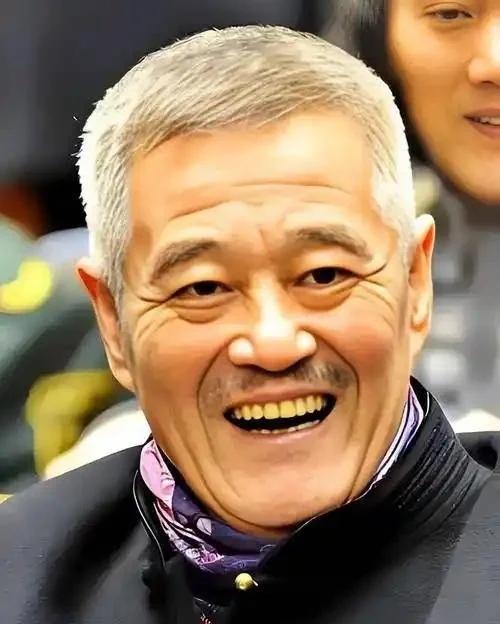 2009年，赵本山脑部动脉瘤破裂，出院以后，他把手中存款凑在一块，总共13个亿，