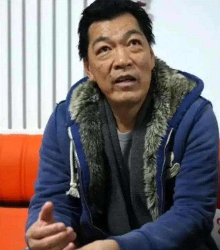 “大傻”成奎安去世后，大儿子独吞遗产，小儿子连学费都交不起，罗家英看不下去，带着