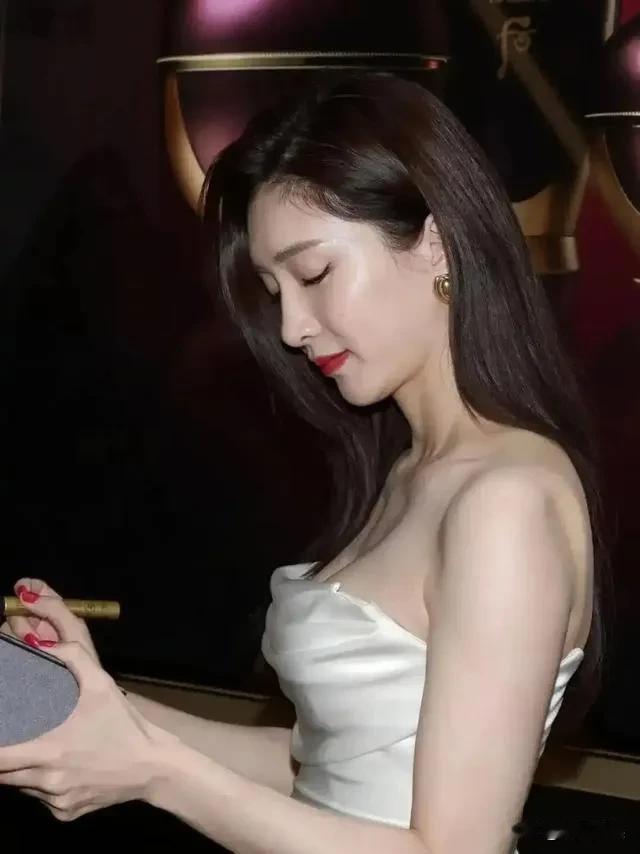 江疏影，炸翻全网！江疏影的白色抹胸裙一出，真的是炸翻全网。江疏影的白色抹