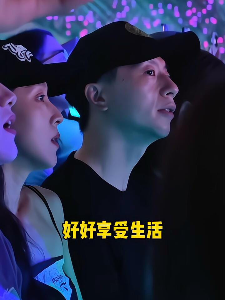 马龙带着妻子夏露看林俊杰的演唱会，郎才女貌，夏露气质在线，都是青春靓丽，两个人手