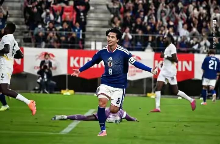 日本队和韩国队今晚又双双2比0获胜，日本队继10月3:2逆转战胜巴西队后，今晚日