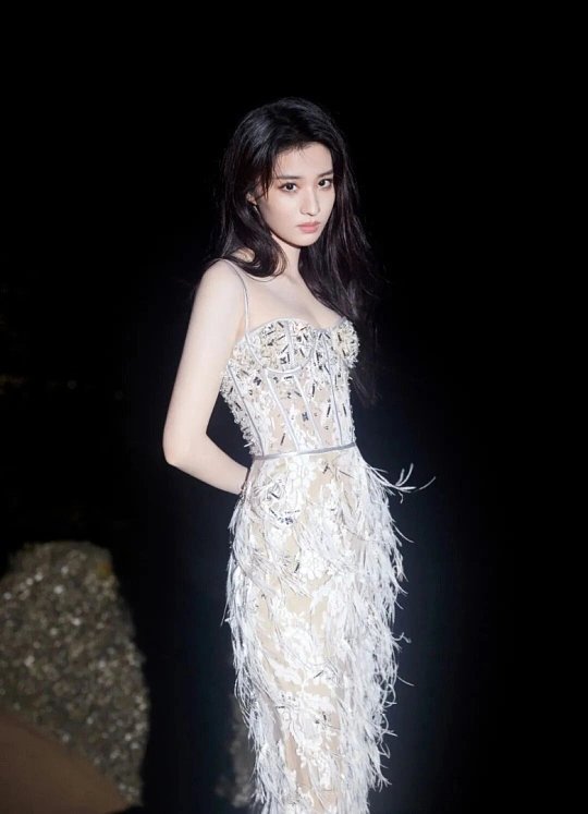王楚然潜水服身材终于明白为什么每一组路透都能出圈。穿上简约朴素的潜水服，依旧难掩