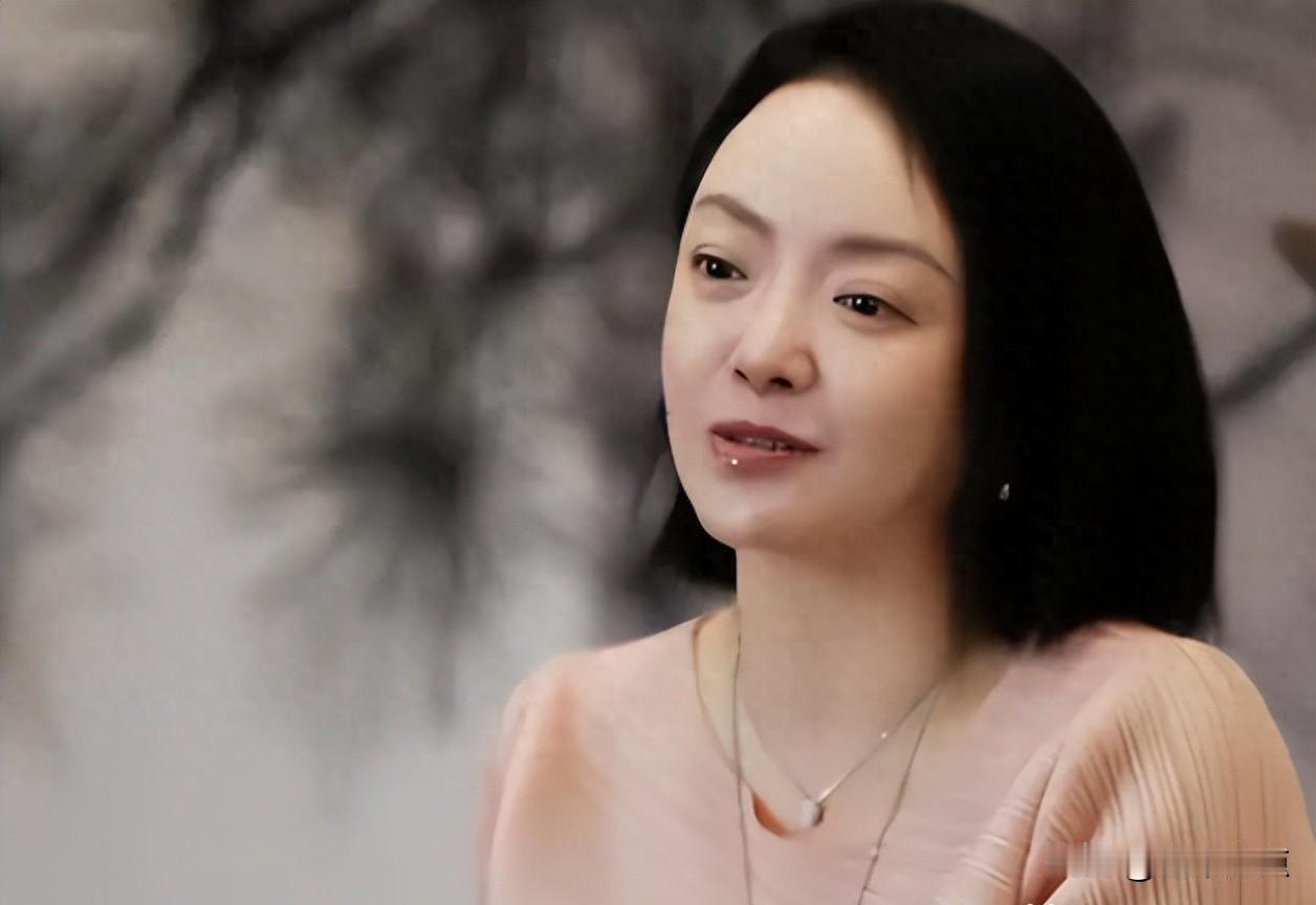 53岁开艾灸馆，全网夸她是“豪门太太翻身”，其实她连婚都没办过。她没等谁救，也