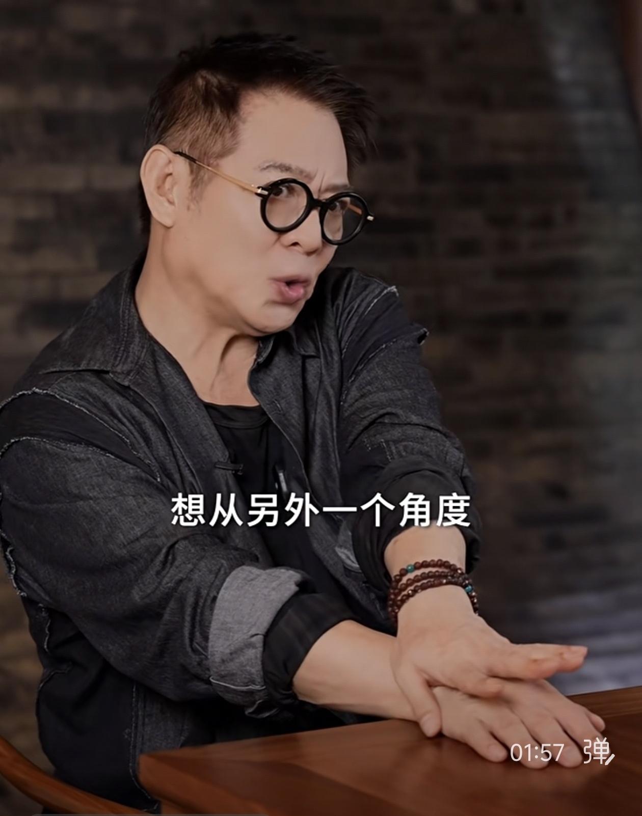 李连杰新视频：动作神态似小女孩。老人不再变老，而是变怪变小了。这段视频彻底