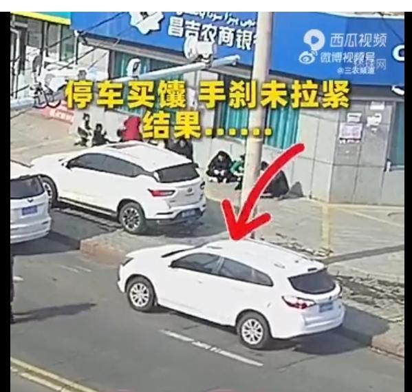 新疆，一女子开车到馕饼店，就买了几个馕饼的时间，居然发现自己的车不见了，她连忙报