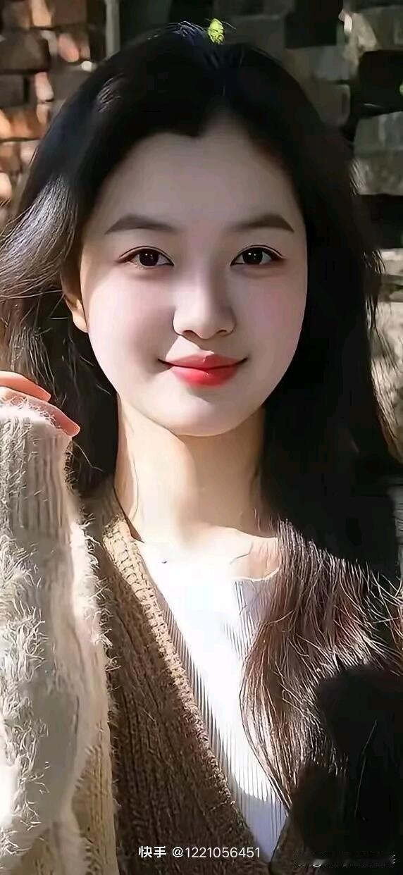 阳光下的微笑，温暖如春日暖阳。🌞😊