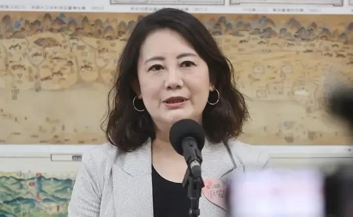 之前总觉得民进党搞的大罢免是闹剧，但现在看起来三十多个案子都能被民进党联署到二阶