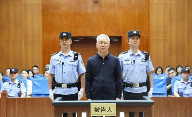 许家印一案出了最终的结果，已经很久没有出现在公众面前的许家印这一次的亮相令人大吃