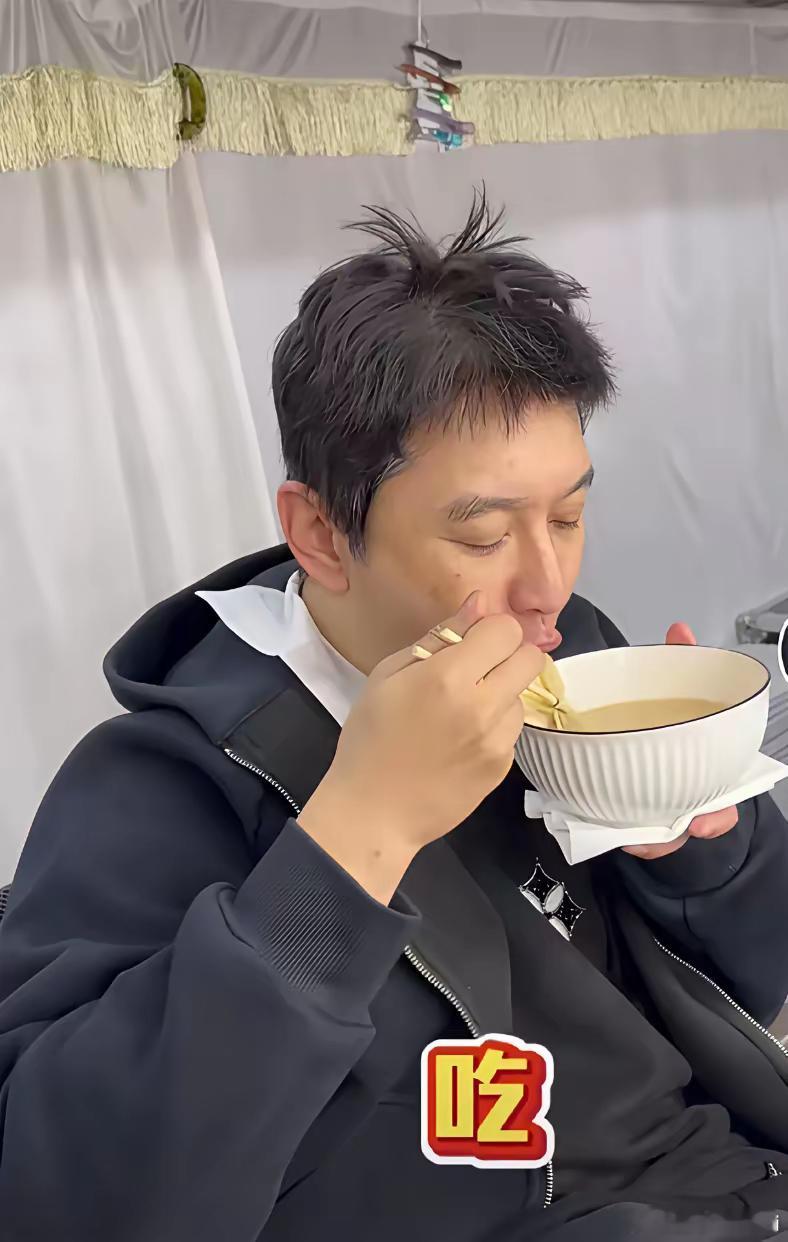 注意看，黄晓明脸上有老年斑！他居然也老了，77年的他脸上有斑，头发稀秃还花白！人