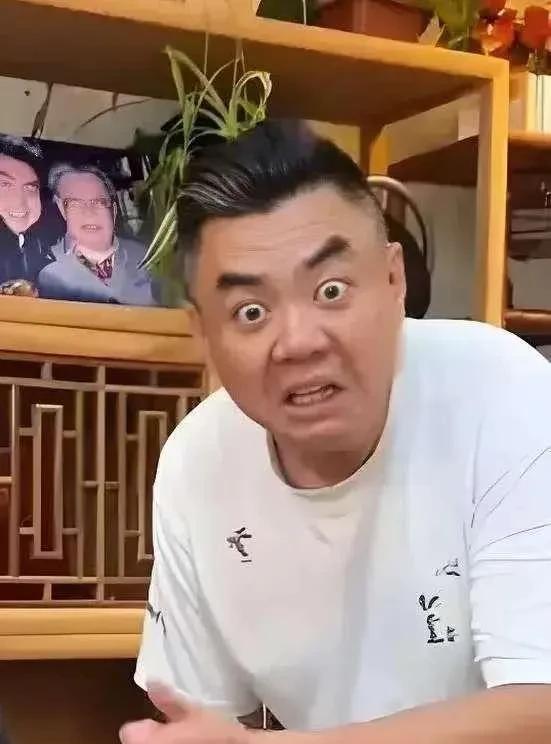 终究是“南郭北张”这四个字把张伯鑫害了。张伯鑫和他媳妇最近轮番在网上骂郭德纲，