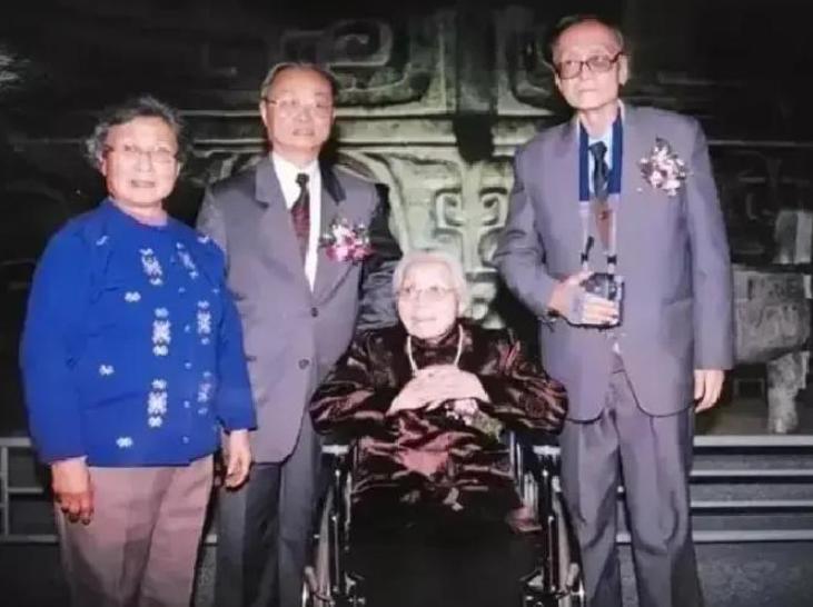 1925年，苏州豪门潘祖年病重。最后时刻，他支走满屋子子孙，单单留下了守寡两年的