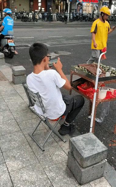 这个男孩上学的时候因为痴迷玩手机，眼睛看近视了，成绩也差的一塌糊涂，高中毕业的时