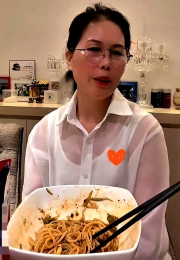 家人们，小杨阿姨这段话说得太实在了！有人问她大S人好不好，公屏说有钱人家保姆