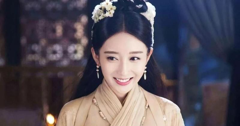 1182年，名妓严蕊被朱熹抓进大狱，狱卒扒掉了她的衣服，强迫她趴在冰冷的地砖上，