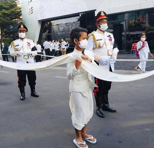 柬埔寨王室不容易。王族子弟半生浮沉的难处。朝堂之上，立场往往绑定家族命运。拉
