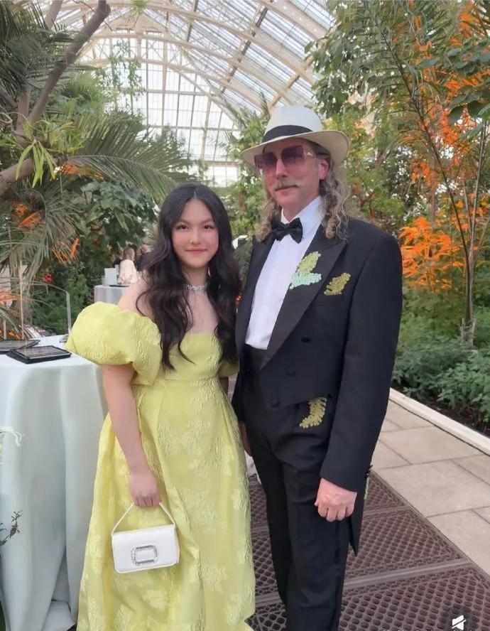 王诗龄，这裙子太不显高贵了，袖子感觉一碰就掉下来，这颜色不怕招虫子吗？