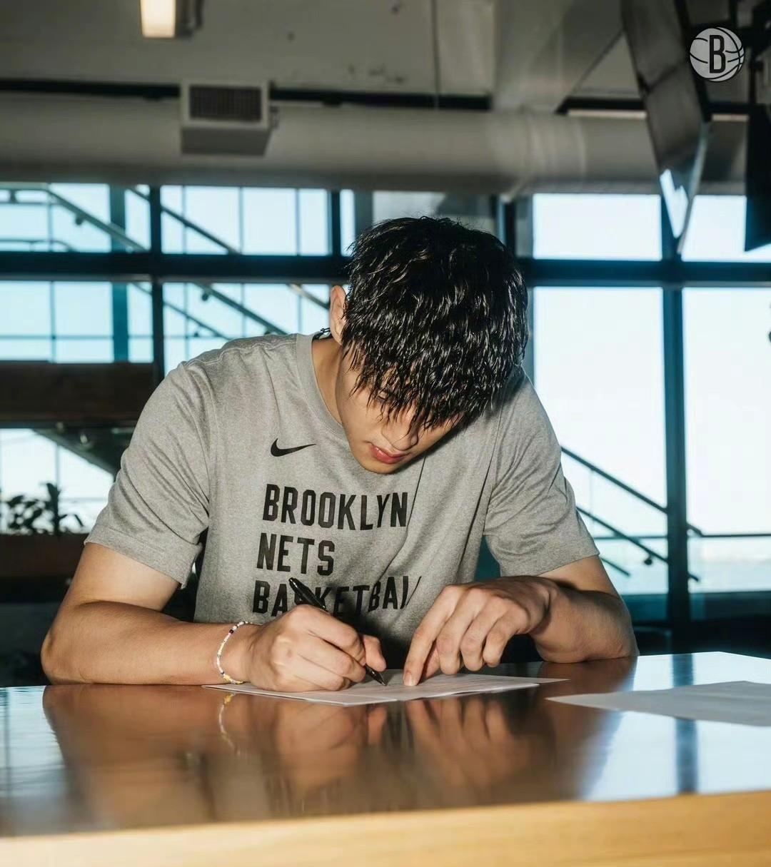 恕我直言！曾凡博和nba篮网签下合同，基本就是中国赛合同，和当年国王和火箭来中国