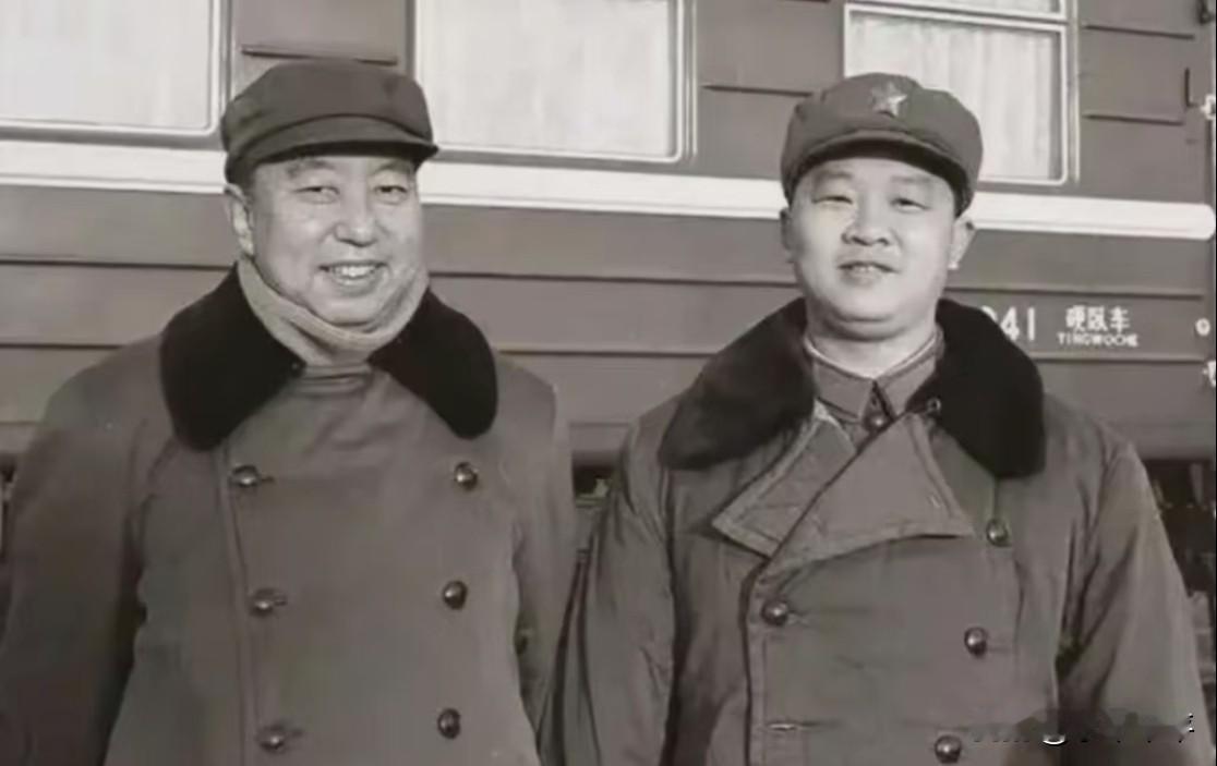 世间自有忠诚在！曹万贵从1968年起担任华同志秘书。1981年，他才41岁，有