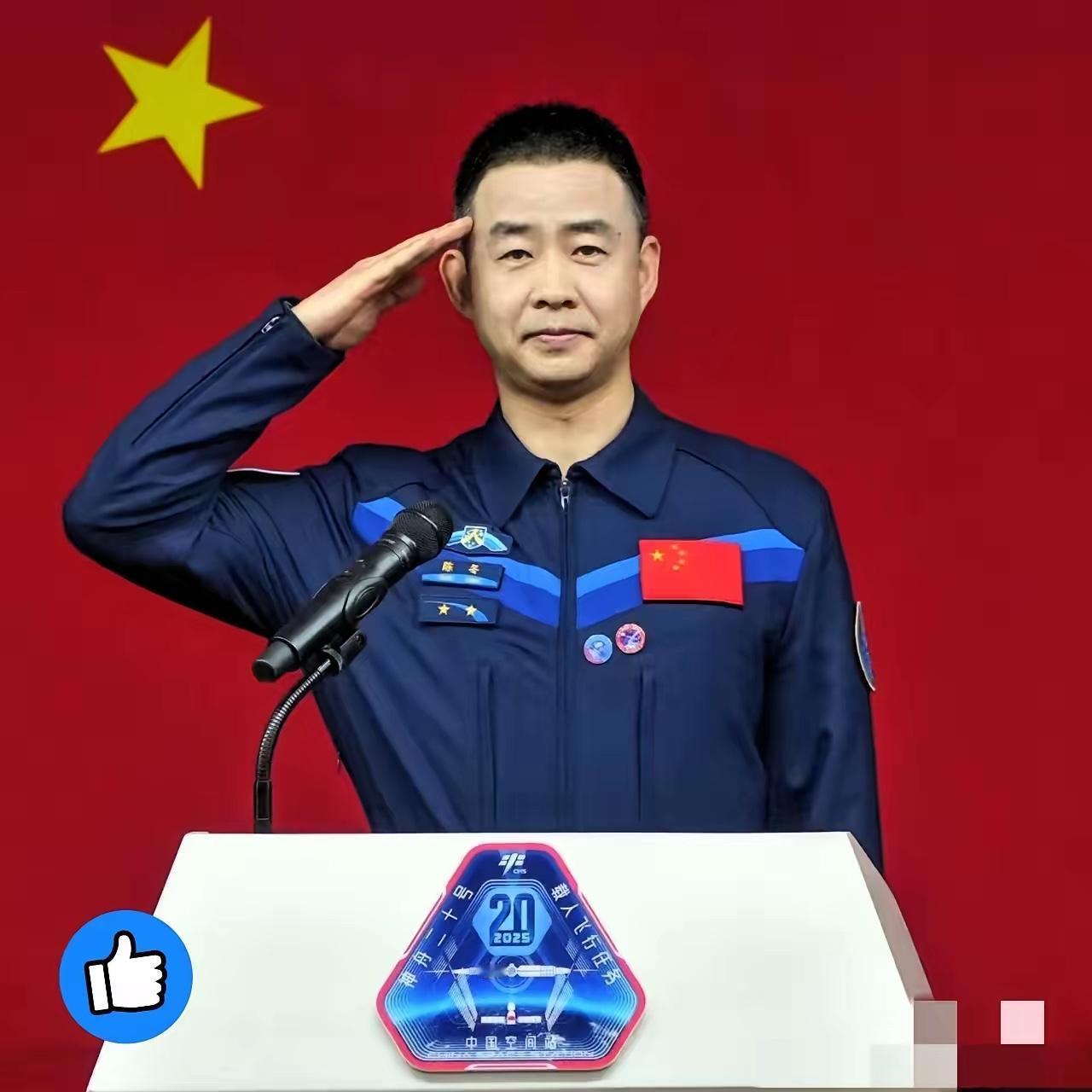 不查不知道，一查直接破防！神舟二十一号成功着陆，47岁的陈冬第一个出舱时，那挺拔