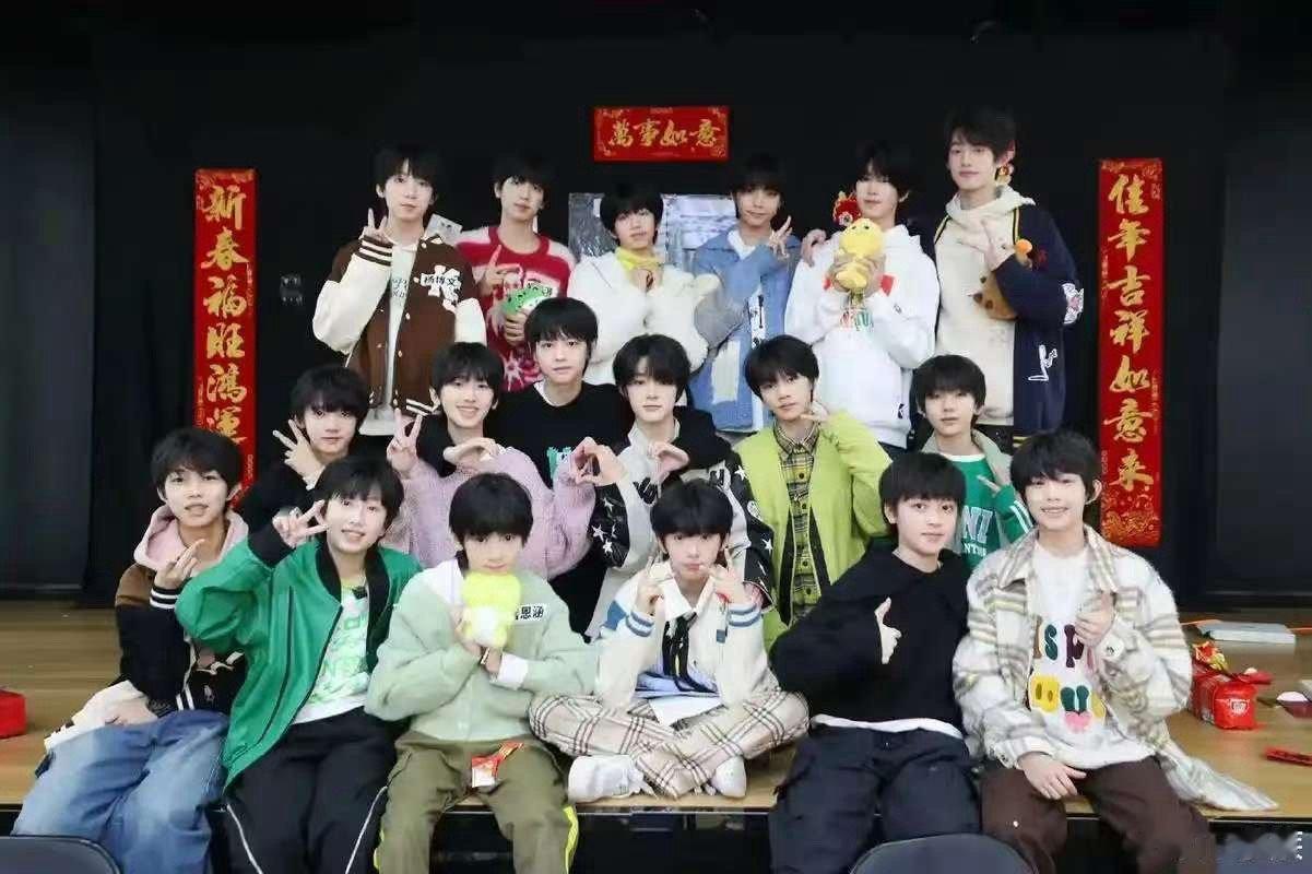 TF四代川渝春晚上班路透左奇函、杨博文、王橹杰等少年现身川渝春晚上班路，各式造