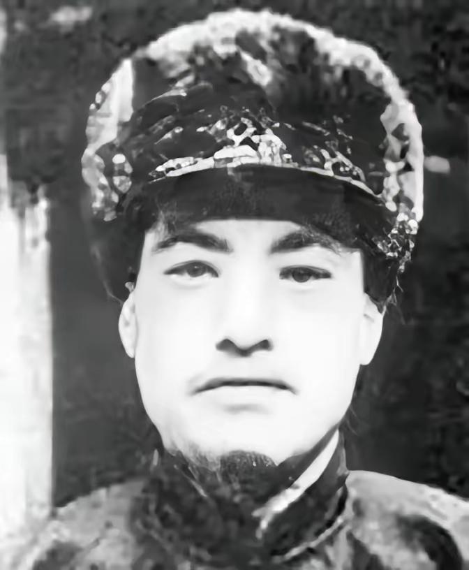 1937年，马家军的马禄旅长率部在河西走廊的一次遭遇战里，意外俘获了两百多名来不