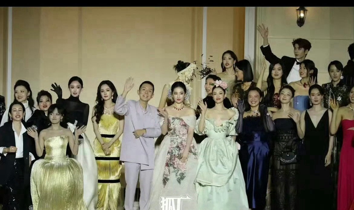 钟楚曦站位对站位有野心，不如把野心放在作品上吧，都不知道钟楚曦演过啥，谦虚点不好
