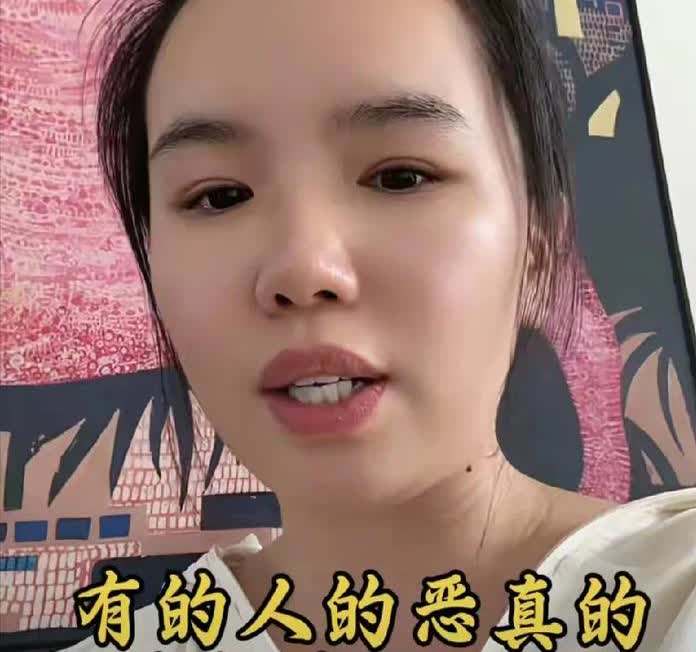 女子哭诉快递员丈夫被恶意白嫖300元，网友回复：底层人就该忍着！昨晚刷到