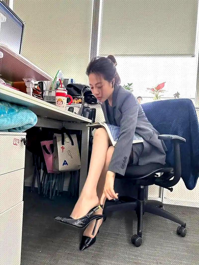 早上踏出家门，高跟鞋哒哒响，像在说“我超能打”。三小时后，地铁把我挤成纸