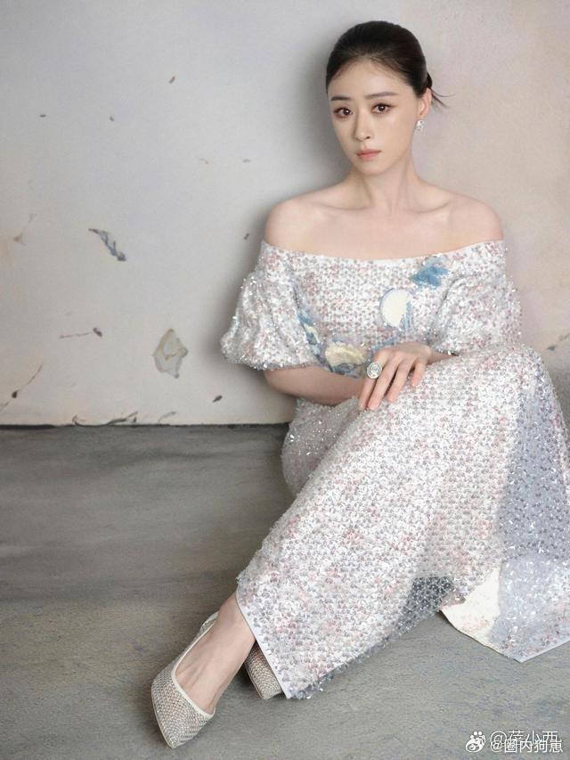 蒋欣瘦身之后气质大变，露肩亮片造型衬得她端庄大气，格外惊艳。