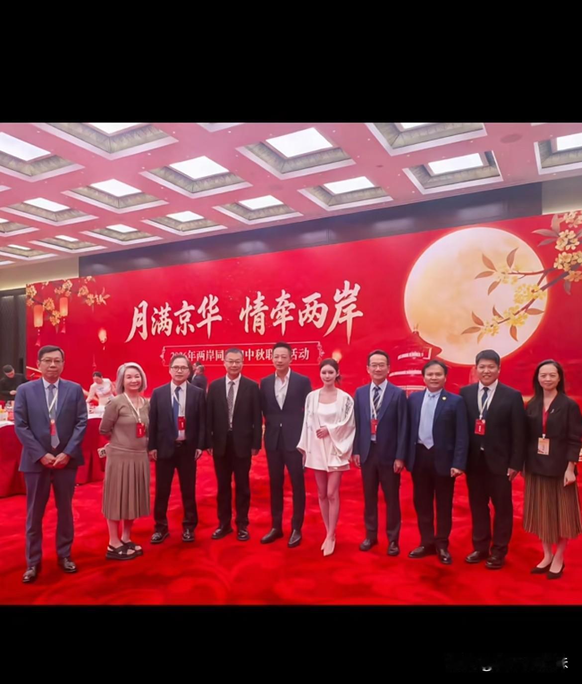 马筱梅这衣服穿的，汪小菲出门都没提醒吗？穿衣的基本知识和社交基本礼仪应该懂的，