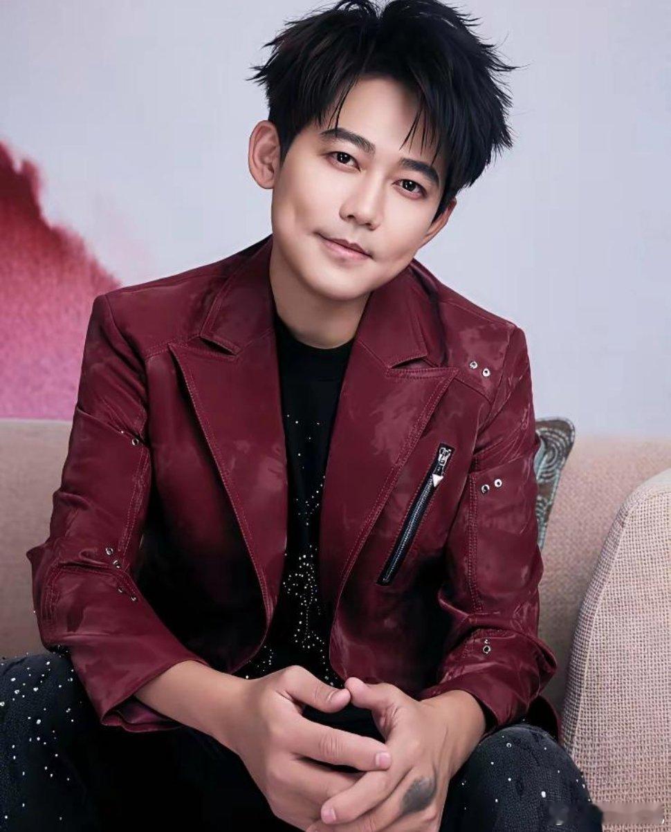 你以为苏醒真是负资产？别傻了，俞灏明一句“又怕兄弟开路虎”直接掀了底牌。陆虎当年