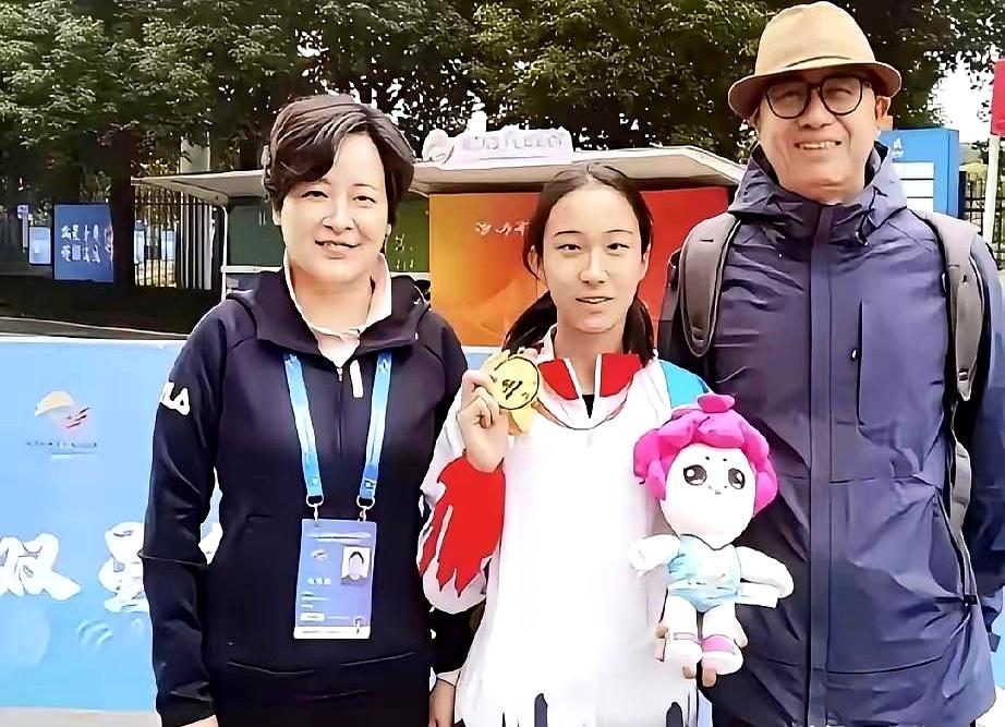 陈妤颉妈妈被夸成这样，真不是没道理。前浙大短跑队、夫妻俩二中校友，这些身份搁别