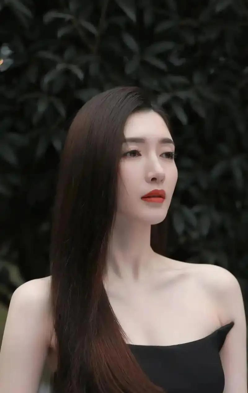 素颜的江疏影跟妆后的她差距实在是太大太大了。个人认为：娱乐圈论妆前妆后反差最