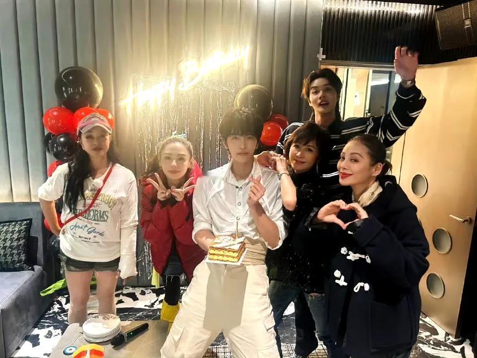 《一路繁花2》里的女性群像简直绝出天际，看得我情绪就像坐过山车一样，上上下下起伏